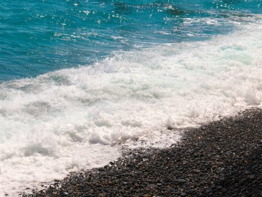 Güzel deniz taşlı plaj ve spor için açık dalgalar