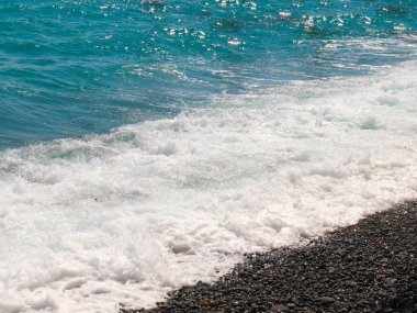 Güzel deniz taşlı plaj ve spor için açık dalgalar