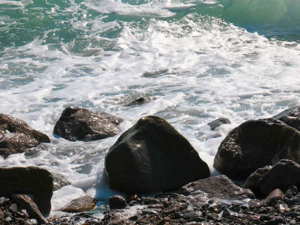 透明度の高い海の波と岩の多いビーチでリラックスしましょう — ストック写真