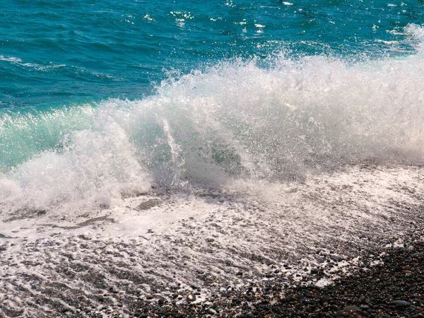 Schöne Meer Felsigen Strand Und Klare Wellen Als Ort Für — Stockfoto