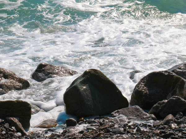 Prachtige Zee Rotsachtige Strand Heldere Golven Als Een Plek Voor — Stockfoto