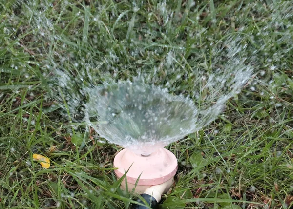 Ventilador Del Flujo Del Agua Pura Del Rociador Mientras Que —  Fotos de Stock