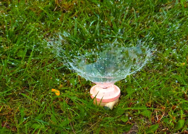 Ventilador Del Flujo Del Agua Pura Del Rociador Mientras Que —  Fotos de Stock