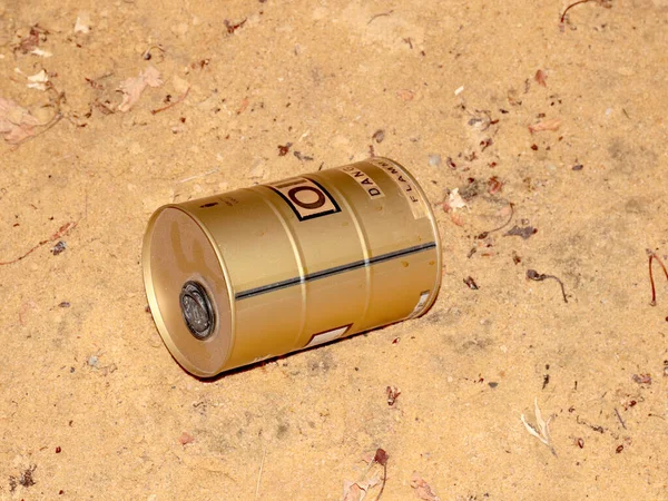 Ένα Βαρέλι Αργού Πετρελαίου Βρίσκεται Βρώμικη Άμμο Μια Ερημιά — Φωτογραφία Αρχείου
