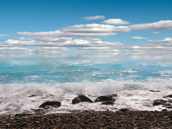 Schöner Meer Kieselstrand Und Sonniger Bewölkter Himmel — Stockfoto