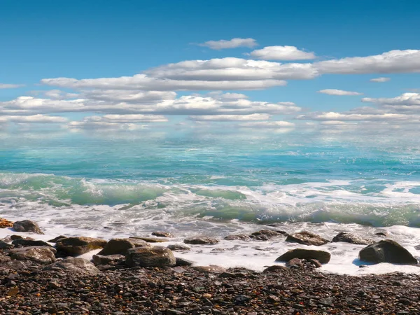 美しい海の小石のビーチと晴れ曇りの空 — ストック写真