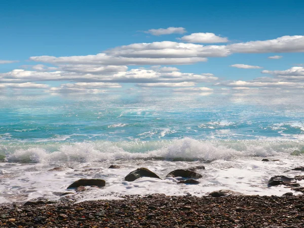 Schöner Meer Kieselstrand Und Sonniger Bewölkter Himmel — Stockfoto