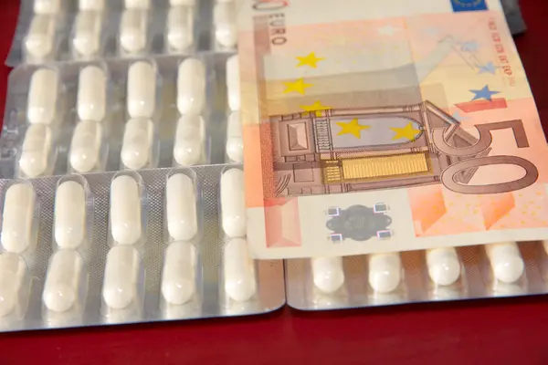 Евро и таблетки — стоковое фото