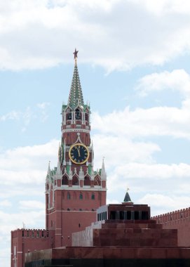 Rusya 'nın sembolü olarak Moskova Kremlin' in Spasskaya Kulesi 'ndeki saat