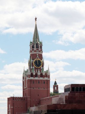 Rusya 'nın sembolü olarak Moskova Kremlin' in Spasskaya Kulesi 'ndeki saat