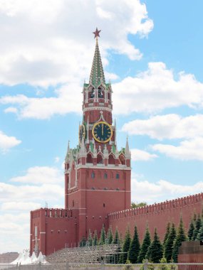 Rusya 'nın sembolü olarak Moskova Kremlin' in Spasskaya Kulesi 'ndeki saat