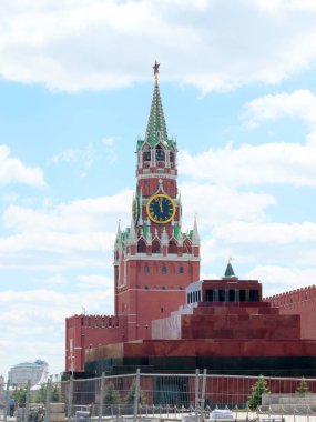 Rusya 'nın sembolü olarak Moskova Kremlin' in Spasskaya Kulesi 'ndeki saat