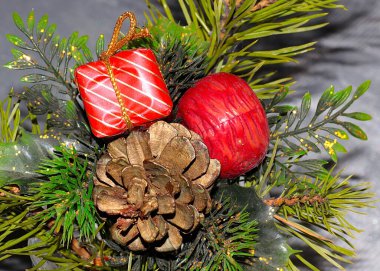 Noel ağacının dallarındaki dekoratif süsler.