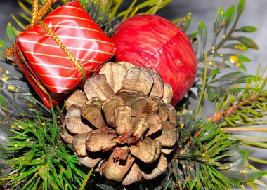 Noel ağacının dallarındaki dekoratif süsler.