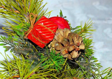 Noel ağacının dallarındaki dekoratif süsler.