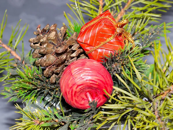 Ornamentos Decorativos Nos Ramos Árvore Natal — Fotografia de Stock