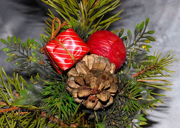 Noel Ağacının Dallarındaki Dekoratif Süsler — Stok fotoğraf