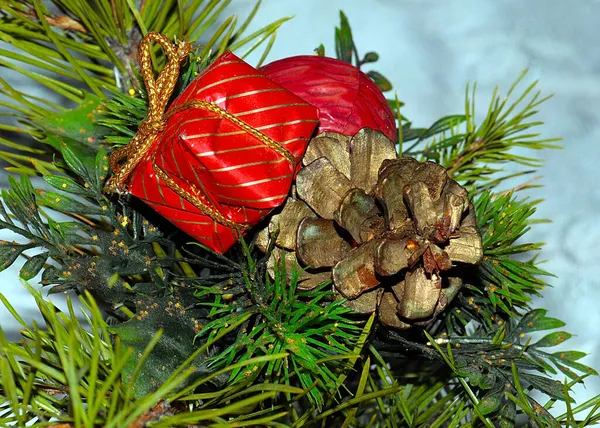 Noel Ağacının Dallarındaki Dekoratif Süsler — Stok fotoğraf