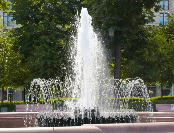 プーシキン広場の美しい街の噴水モスクワロシア — ストック写真