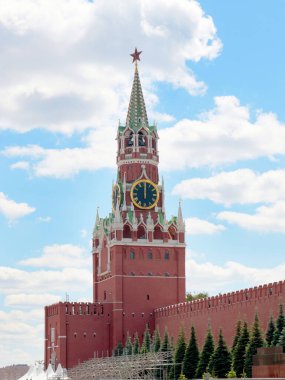 Moskova Kremlin Rusya 'sının Spasskaya Kulesi' nde çan çalan dev bir saat.