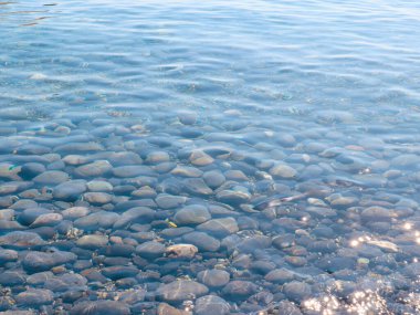 Güzel deniz taşlı plaj ve berrak su