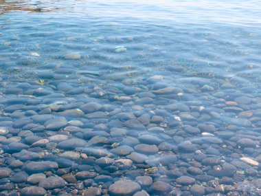 Güzel deniz taşlı plaj ve berrak su