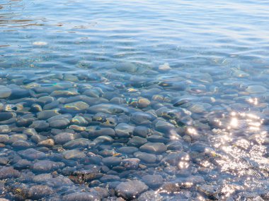 Güzel deniz taşlı plaj ve berrak su
