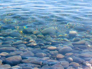 Güzel deniz taşlı plaj ve berrak su