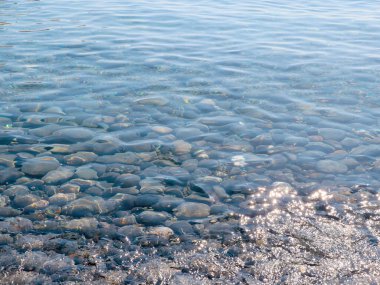 Güzel deniz taşlı plaj ve berrak su