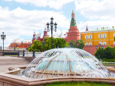 Şehir Çeşmesi, Okhotny Ryad Moskova çıkışının yanında.