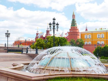 Şehir Çeşmesi, Okhotny Ryad Moskova çıkışının yanında.