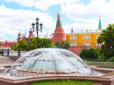 Şehir Çeşmesi, Okhotny Ryad Moskova çıkışının yanında.