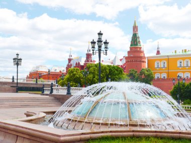 Şehir Çeşmesi, Okhotny Ryad Moskova çıkışının yanında.