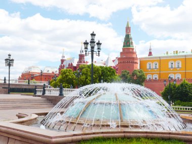 Şehir Çeşmesi, Okhotny Ryad Moskova çıkışının yanında.