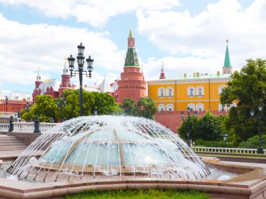 Şehir Çeşmesi, Okhotny Ryad Moskova çıkışının yanında.