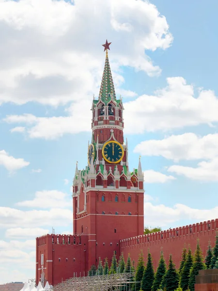 Moskova Kremlin Rusya 'sının Spasskaya Kulesi' nde çan çalan dev bir saat.
