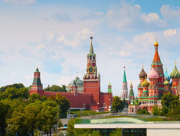Moskova Kremlin ve Vasilyevski 'nin güzel kubbeleri Rusya' dan geliyor.