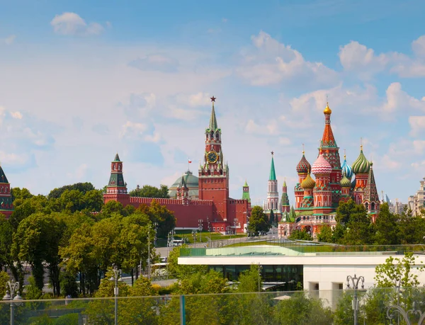 Belas Cúpulas Kremlin Moscou Descida Vasilyevsky Rússia — Fotografia de Stock