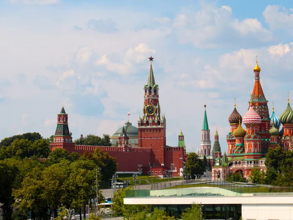 Krásné Dómy Moskevského Kremlu Vasiljevského Sestupu Rusko — Stock fotografie