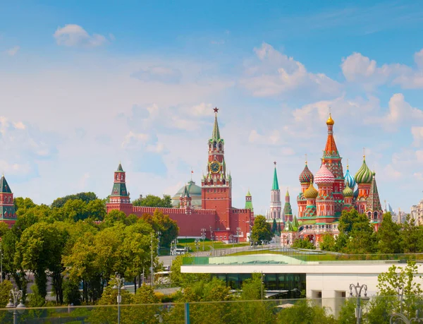Krásné Dómy Moskevského Kremlu Vasiljevského Sestupu Rusko — Stock fotografie