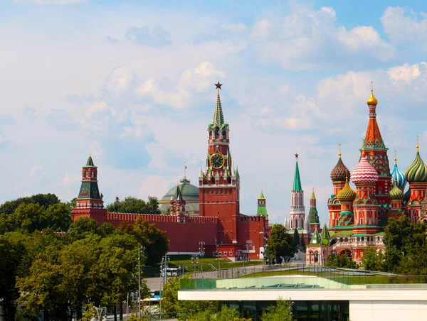 Belas Cúpulas Kremlin Moscou Descida Vasilyevsky Rússia — Fotografia de Stock