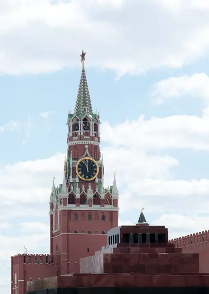 俄罗斯克里姆林宫的Spasskaya塔上的时钟 作为准确和秩序的象征 — 图库照片