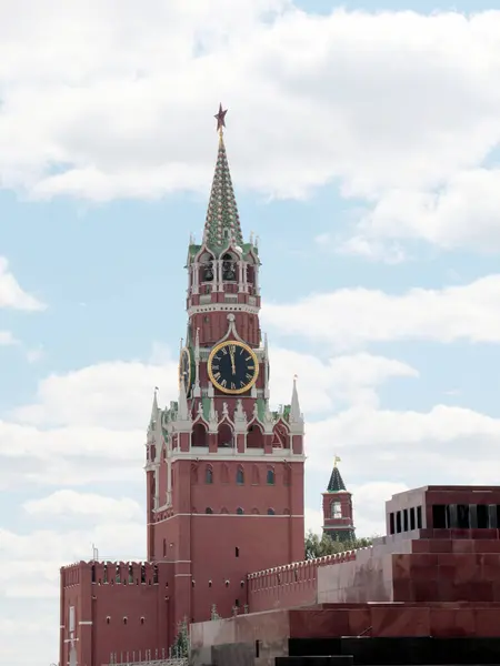 俄罗斯克里姆林宫的Spasskaya塔上的时钟 作为准确和秩序的象征 — 图库照片