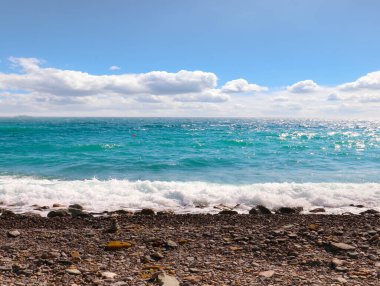 Güzel dalgalar ve bulutlu gökyüzünün arka planında deniz plajı