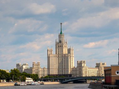 Moskova Yauza nehrinin Kotelnecheskaya seti üzerinde çok katlı bir bina.