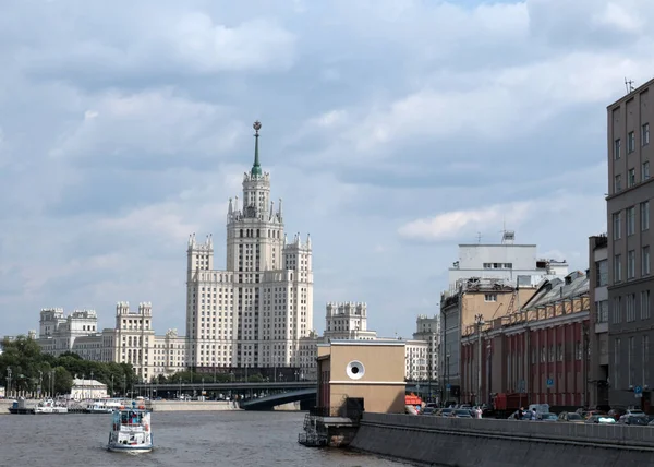 Moskova Yauza Nehrinin Kotelnecheskaya Seti Üzerinde Çok Katlı Bir Bina — Stok fotoğraf