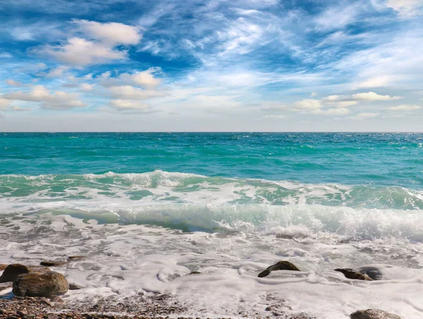 美丽的海景 有海浪和卵石海滩 — 图库照片