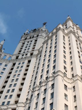 Moskova Rusya 'nın Yauza nehrinin Kotelnicheskaya seti üzerindeki binanın duvarı.