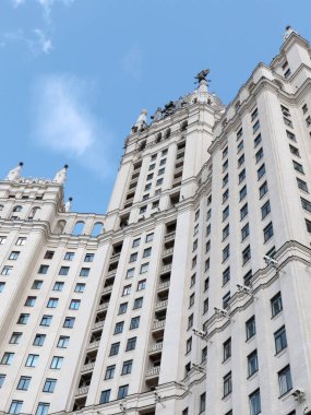 Moskova Rusya 'nın Yauza nehrinin Kotelnicheskaya seti üzerindeki binanın duvarı.