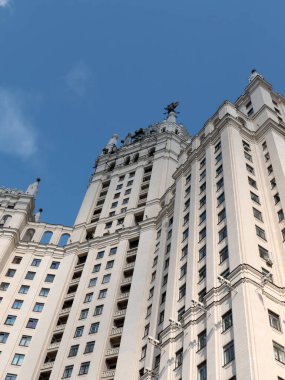 Moskova Rusya 'nın Yauza nehrinin Kotelnicheskaya seti üzerindeki binanın duvarı.